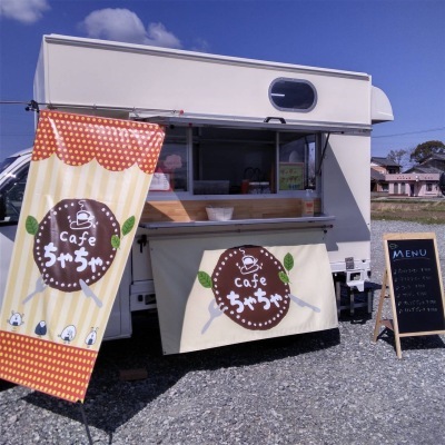 キッチンカーの横に看板やメニューが設置されているCafe ちゃちゃの写真