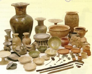 大小様々な蹄脚硯や緑釉陶器、和鏡、羊形硯などが並んでいる斎宮跡出土品の写真