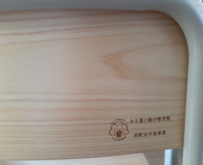 木製机椅子に印字したロゴマーク