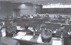 議員が席について話し合いをしている議会の様子の写真