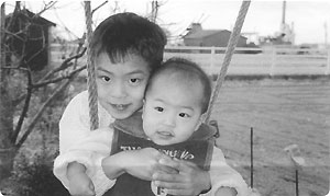 赤ちゃんを抱いている男の子の写真