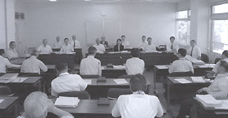 席について話し合いが行われている決算特別委員会の会議の様子の写真