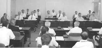 席について話し合いが行われている決算特別委員会の様子の写真
