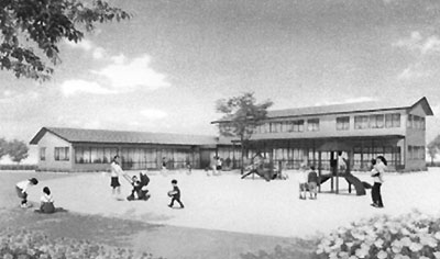 左側が1階建て、右側が2階建ての2つの棟に分かれている園舎と広々とした園庭で遊ぶ子供たちのイメージ写真