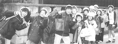 ピースサインをしている上御糸小学校の生徒たちの写真