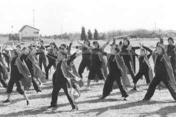 お揃いの衣装を着て両手を大きく広げている応援団の子供たちの写真