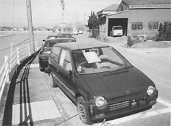 駐車場に一列になって停まっている数台の乗用車の写真