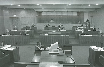 議員の方々が自席に着席している議会の様子の白黒写真