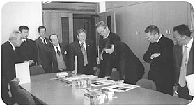 テーブルの上の資料を見ながら話し合いをしている美和町の議会の様子の写真