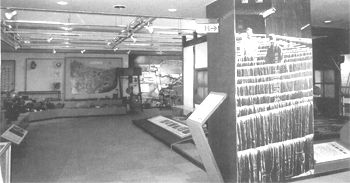 絵や写真などの資料が展示されているふるさと会館2階特別展示室内の写真