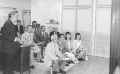 多夢の森保育園の教室内で前方のスクリーンを見ながら研修を受けている委員の写真