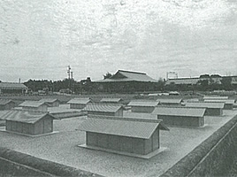 昔の建物が再現された斎宮跡の白黒写真