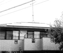 屋根に太陽光パネルを設置している住宅の写真