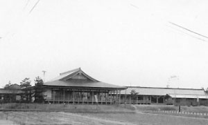 向かって右側の棟が横長の造りになっている、いつきのみや歴史体験館の建物の外観写真