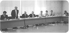 席についている議員のうち1人の男性が立ちあがっている北海道美唄市の議会の様子の写真