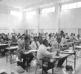 長机の席に座り、手元の資料を見ながら話し合いをしている各町の自治会長の写真