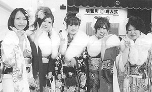 晴れ着姿でピースサインをしている5人の新成人の写真
