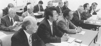 手元の資料を見ながら説明を聞いている委員の写真