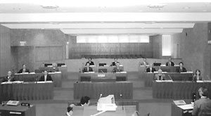 議員が席につき話し合いが行われている議会の様子の写真