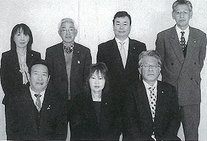 前列に3名座り後列に4名が立っている教育厚生常任委員会の方々の集合写真
