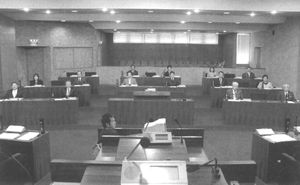 議員が席について議会が行われている様子の写真