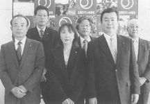 前列に3名、後列に3名並んで写っている集合写真