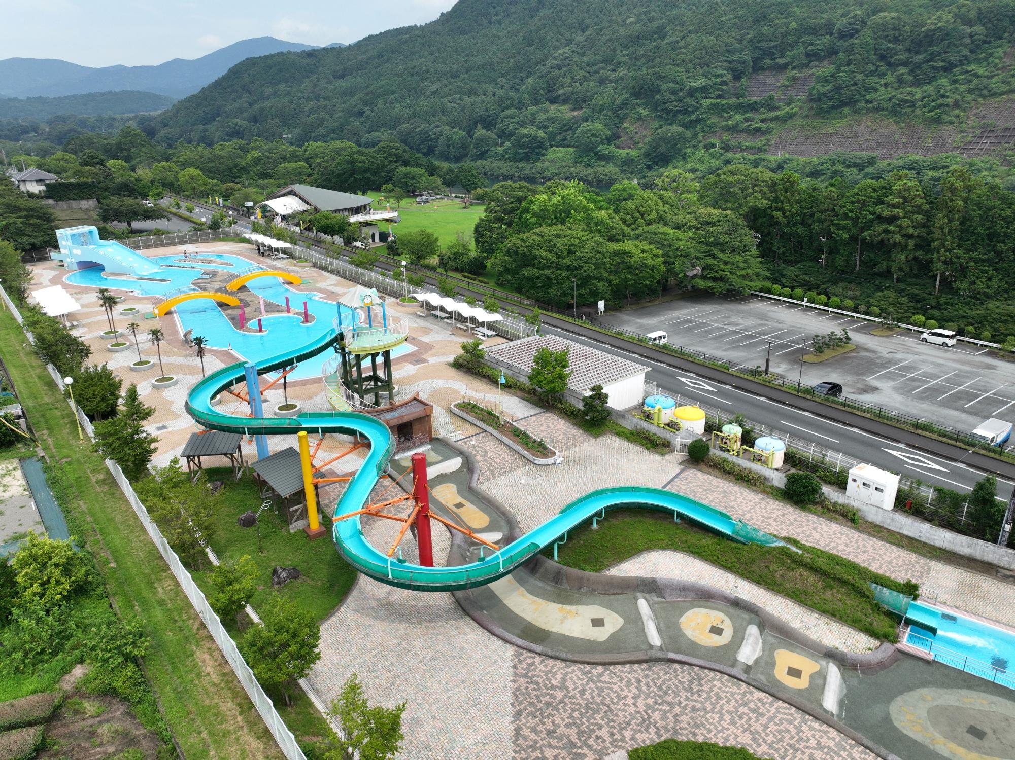 人がいない遊水プール鏡