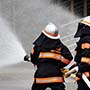 消火活動をしている消防士の画像