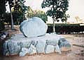 石積みの土台の上にある大きな「斎王宮阯」の石碑の写真