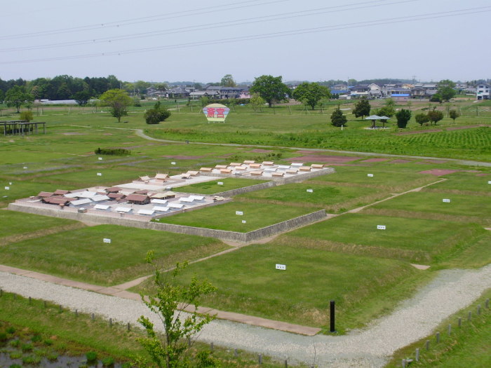 広大な敷地内の中央に建物の模型が設置された史跡斎宮跡公園の写真