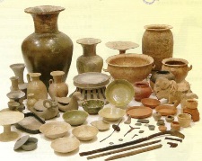 大小様々な蹄脚硯や緑釉陶器、和鏡、羊形硯などが並んでいる斎宮跡出土品の写真