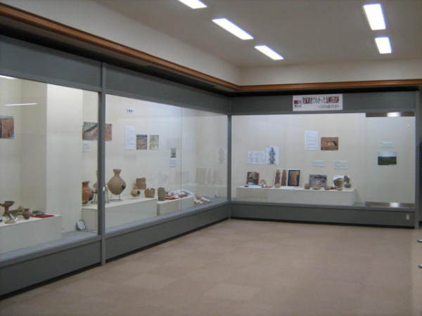 沢山の遺跡が展示されている「発掘調査でわかった金剛坂遺跡」企画展の会場内の写真