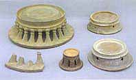 円形で皿のような広いくぼみがある大小の様々な大きさの陶硯の写真