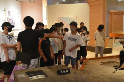 博物館の展示会場で、生徒の皆さんが見学をしている様子の写真