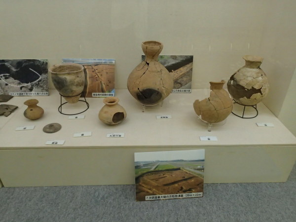 展示台に大小様々な大きさの壺が展置かれている写真