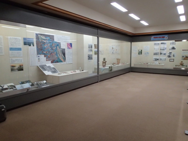 ショーケースの上に「明和町の海と遺跡」と書かれた企画展の展示物を左斜めから撮影した写真