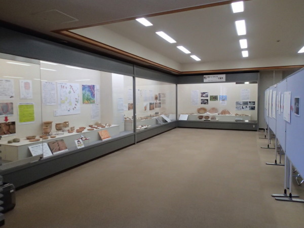沢山の遺跡が展示されている「土器つくりのさと有爾郷」企画展の会場内の写真