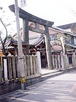 通り沿いの左側に石造りの鳥居が設置されている蛭子神社の入り口の写真
