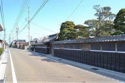 道路沿いに瓦のひさしがついた塀がたてられている伊勢街道の風景写真