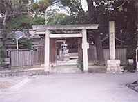 右側に鳥居より高い石碑が設置されている桑名野代宮の写真