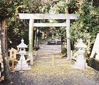 木々に囲まれた参道の手前に鳥居が設置されている加良比乃神社の入り口の写真