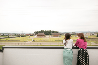 2名の女性が2階望楼から斎宮跡を眺めている様子の写真