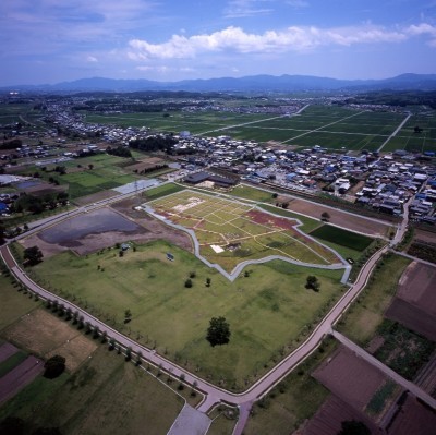 敷地の外側を木々で囲んだ斎宮跡を上空から撮影した写真