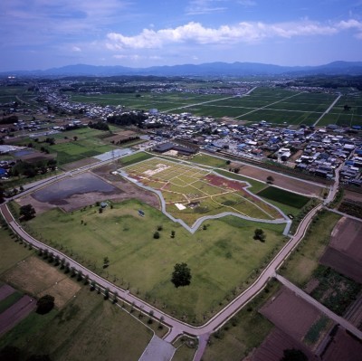 敷地の外側を木々で囲んだ斎宮跡を上空から撮影した写真