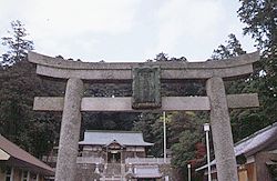 鳥居の間から階段を上がった先に木々に覆われた本殿が見える都美恵神社の写真