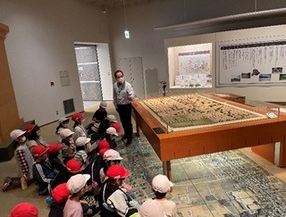 博物館の展示会場で、生徒の皆さんが見学している様子の写真