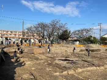 発掘現場での説明会写真