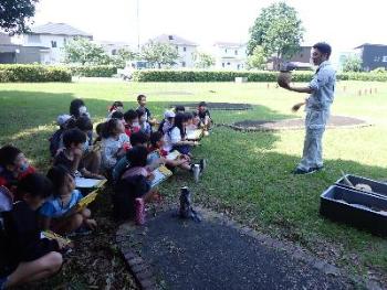 生徒の皆さんが土器の説明を聞いている写真