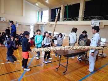 子どもたちが松明を持っている写真