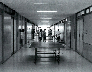 鈴鹿市神戸中学校の広々とした廊下に置かれている卓球台の写真